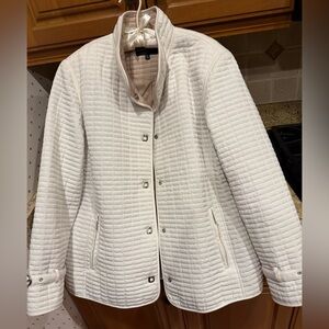 Elegant White Quilted Women's Jacket